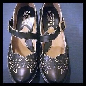 L'artiste black and tan Mary Jane's - size 41